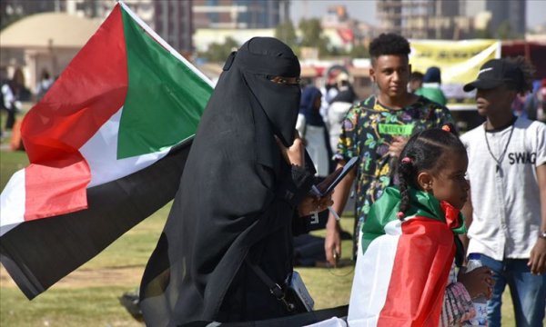 Sudan'da binlerce eylemci 'devrimin gidişatının düzeltilmesi' talebiyle sokaklara indi