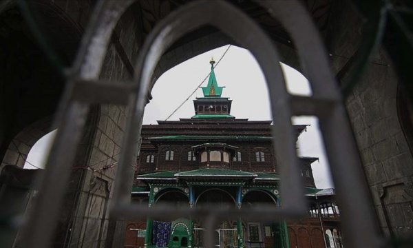 Cammu Keşmir’de Müslümanların toplanması yasaklandı, Hindulara ibadet izni verildi
