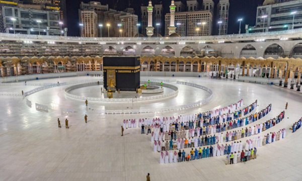 Suud yetkilileri Kâbe’yi öpmeyi ve dokunmayı yasakladı