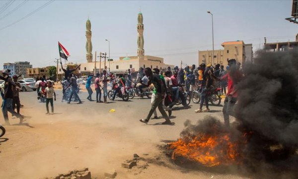 Sudan'da protestoları engellemek için köprüler ve büyük camiler kapatıldı