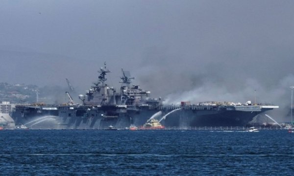 ABD kıyılarında başka bir Amerikan savaş gemisinde yangın çıktı