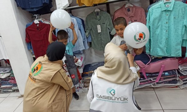 Avrupa Yetim-Der Türkiye'de Yetimleri bayramlık elbise ve hediyelerle sevindirdi