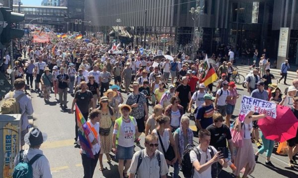 Almanya’da Kovid-19 kısıtlamaları protesto edildi 