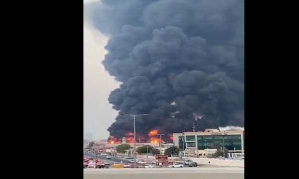 BAE'de Sanayi Bölgesinde Büyük Yangın Çıktı