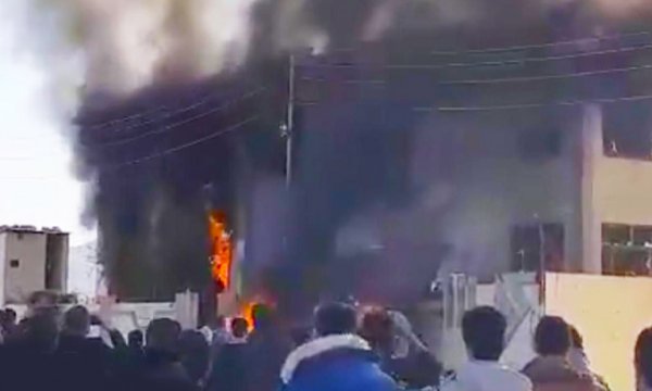 Halepçe'de göstericiler Barzaniye ait hükümet binalarını ateşe verdi