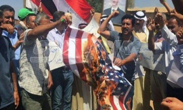 Suriye’nin doğusunda halk ABD bayrağını yakarak protesto gösterisi düzenledi