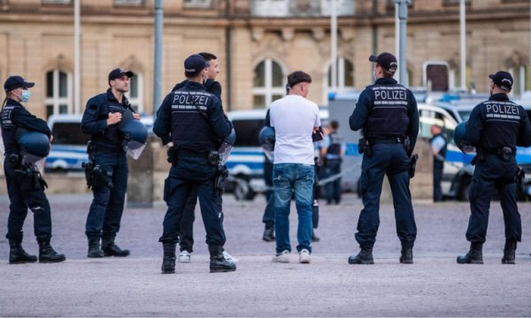 Almanya'da ırkçı paylaşımlarda bulunan 29 polis açığa alındı