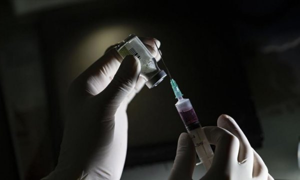 Pandemiye karşı geliştirilen FAZ 3 aşamasındaki ilk aşı yapıldı