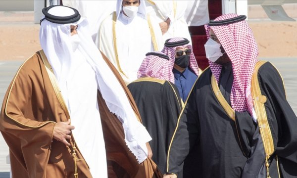 Suudi Arabistan Veliaht Prensi'nden Katar Emiri'ne sıcak karşılama