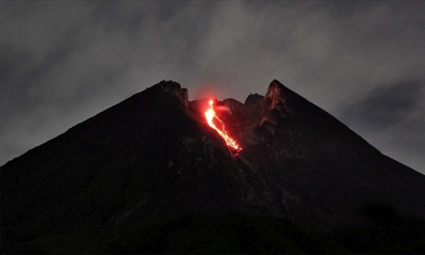 Endonezya'da Merapi Yanardağı son 6 saatte 36 kez lav püskürttü