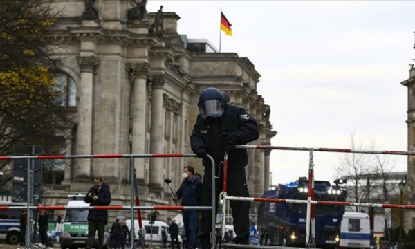 Merkel Kovid-19 tedbirlerini en az 2 ay daha uzatmak istiyor