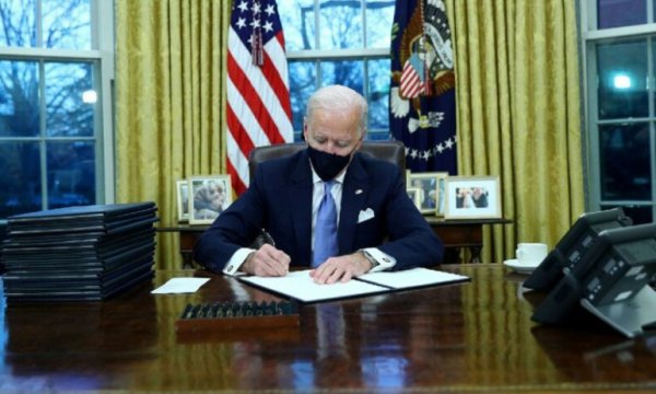 ABD Başkanı Biden ilk kararnamelerini imzaladı