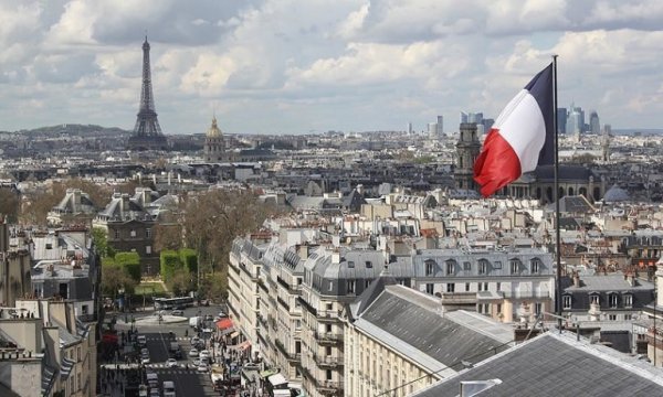 Fransa'da Macron'un partisinin 18 yaşın altındaki kızlara başörtü takmayı yasaklama girişimi mecliste reddedildi