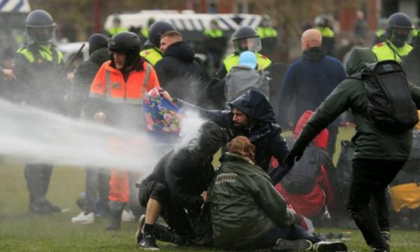 Hollanda’da iç savaş uyarısı: Korona protestosuna şiddet karıştı