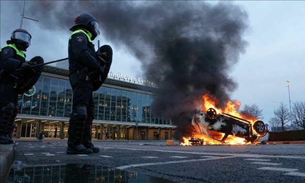 Hollanda'da "İç savaş gibi" gösterilere polis müdahele etti