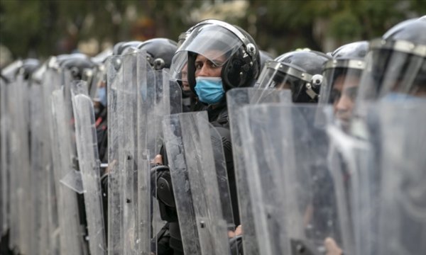 Tunus'ta ordu birlikleri Sbitla beldesindeki protestolar nedeniyle sokaklarda konuşlandı