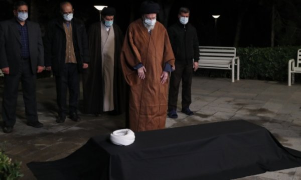 İmam Hamaney, Şehid Süleymani'nin dostu Ayetullah Mesbah Yezdi'nin cenaze namazını kıldırdı