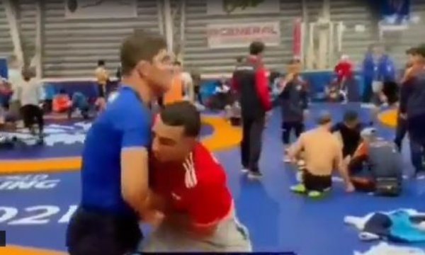 İranlı antrenör Norveç'teki dünya şampiyonasına yalnız gelen Filistinli güreşçiye idman yaptırdı