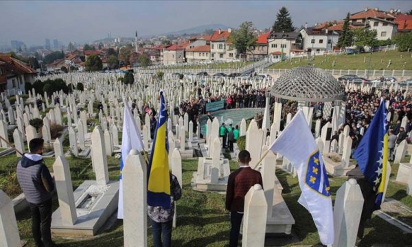 Bosna Hersek'in ilk Cumhurbaşkanı İzetbegoviç, vefatının 18. yılında kabri başında anıldı