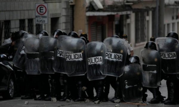 Guatemala'da emekli askerler kongre binasını bastı