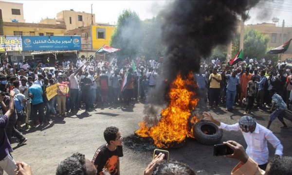 Sudan'da hükümet karşıtlarından sonra destekçileri de sokaklara indi