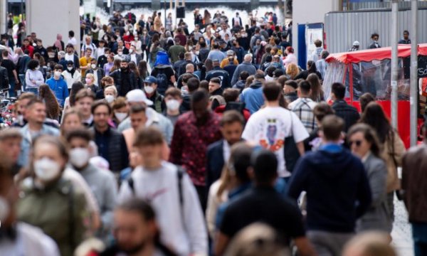 Avrupa'da dördüncü dalga yayılıyor