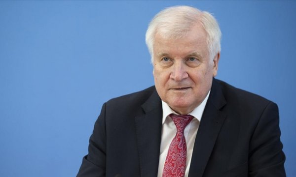 Almanya İçişleri Bakanı Seehofer'den AB’ye 'Polonya’ya yardım edin' çağrısı