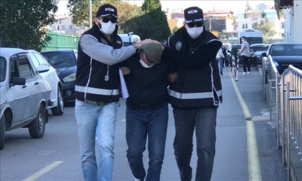 Kırmızı bültenle aranan firari hükümlü Ukrayna'da yakalanıp Adana'ya getirildi
