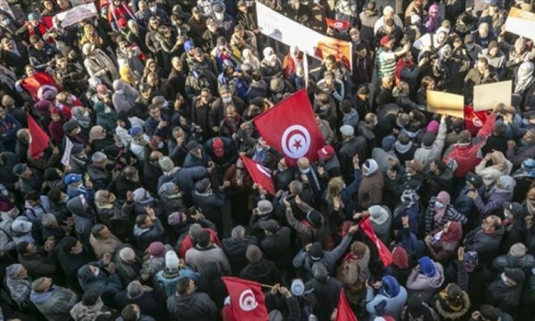 Tunus'ta karşıt gruplar aynı yerde gösteri düzenledi