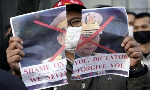 Myanmar'da halk darbeyi protesto için sokaklara çıktı