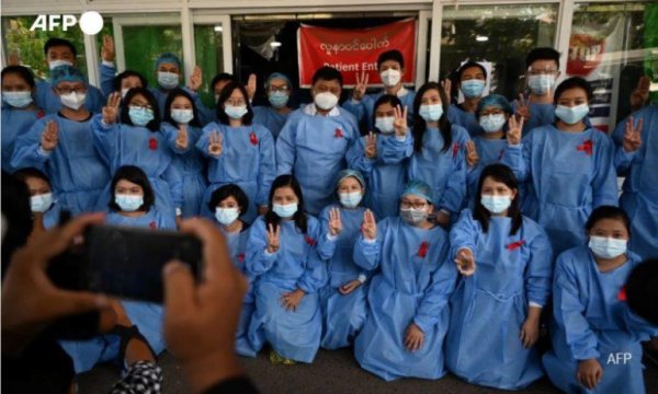 Myanmar'da sağlık çalışanları darbeye karşı iş bıraktı