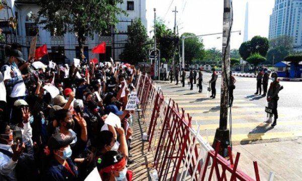 Myanmar'da bazı şehirlerde sıkıyönetim ilan edildi