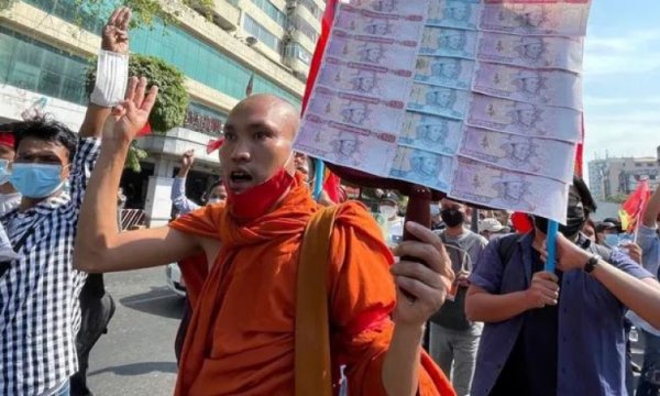 Myanmar'da Budist rahipler sokağa indi