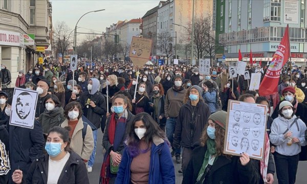 Almanya'da ırkçı terör saldırısında hayatını kaybedenlerin anıldığı yürüyüşe binlerce kişi katıldı