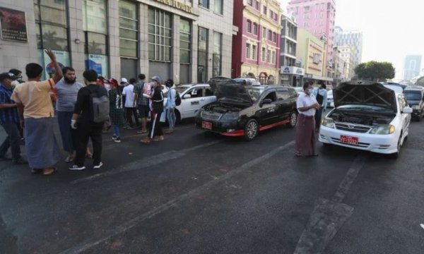 Askeri darbeyi protesto eden Myanmarlılar 'bozuk araba' hareketi başlattı
