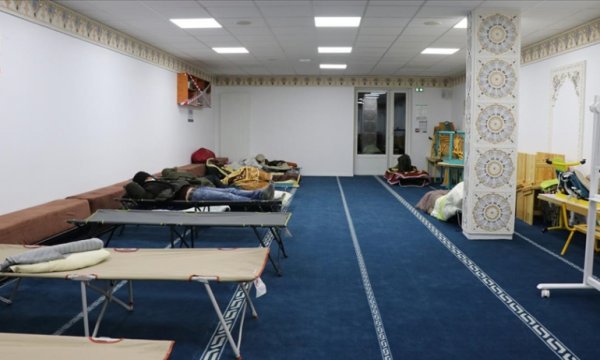 Fransa'da bir Cami evsizlere ve sokakta kalanlara kapılarını açtı