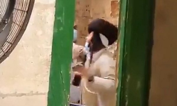 Elde içki şişesiyle Mescid-i Aksa'da dans ettiler