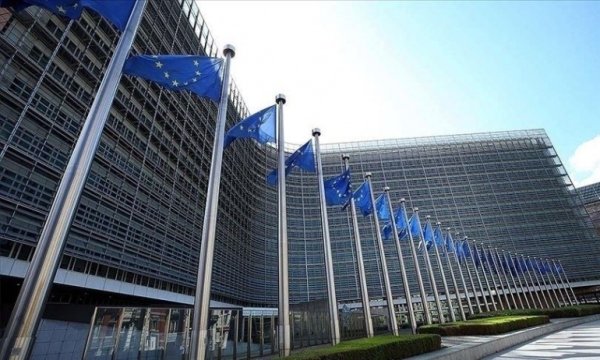 AB, aşı tedarikini kısacağı belirtilen AstraZeneca'nın taahhütlerine uymasını istiyor