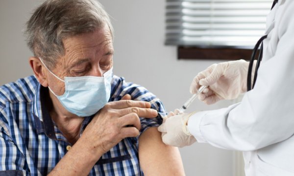 Almanya’da ev doktorları Nisan’da aşı yapmaya başlayacak