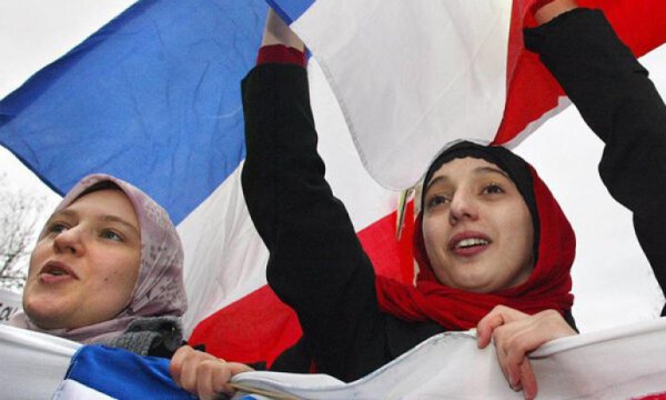 Fransa'da İslamofobi ve 'ayrılıkçı' yasa tasarısı protesto edildi