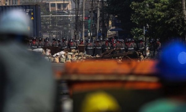 Myanmar'da güvenlik güçleri ev basmaya başladı