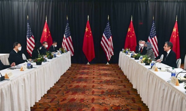 Alaska'da ABD ve Çin heyetleri arasında tartışma