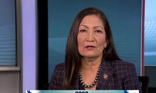 Deb Haaland, ABD tarihinde kabineye giren ilk Amerikan yerlisi oldu