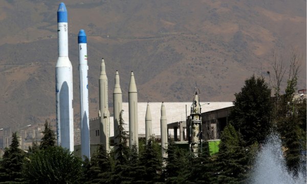 İran konum belirtmeden füze şehrini tanıttı