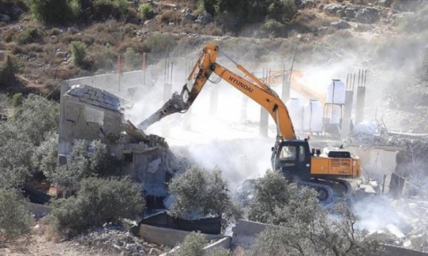 Siyonist İsrail Filistinlilere ait 7 evi yıktı
