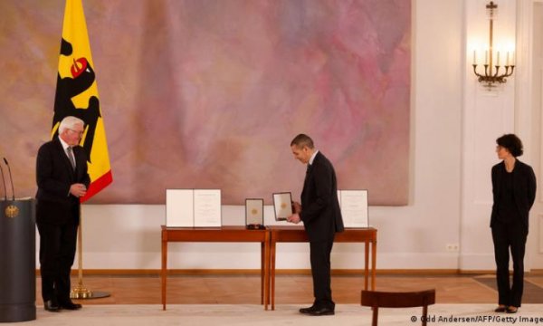 Türeci ve Şahin’e liyakat nişanı verildi