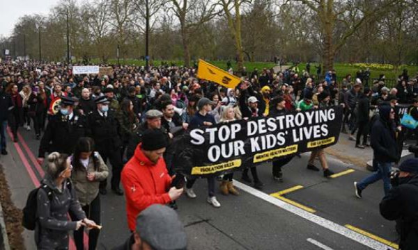Yunanistan’da ABD’nin uçak gemisi protesto edildi