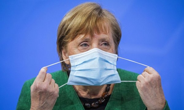Merkel özür dileyip beş günlük yasaktan geri adım attı