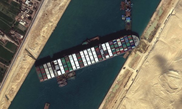 Süveyş Kanalında oluşan çekilme karaya saplanan yük gemisini kurtarma çalışmalarını aksattı