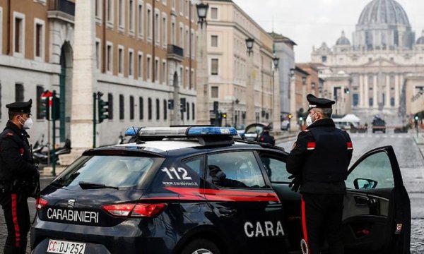İtalya, Rusya adına casusluk yaptıkları iddiasıyla bir subay ile Rus Büyükelçiliği çalışanını gözaltına aldı